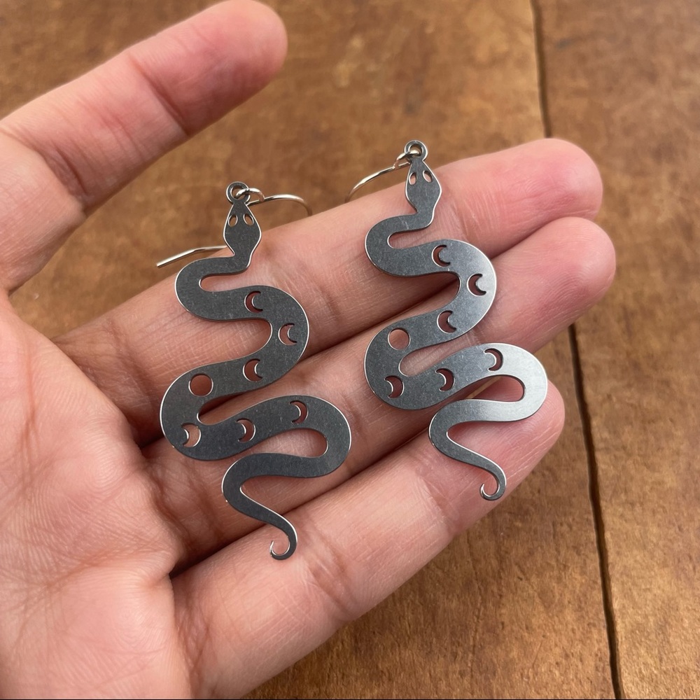 Snake 🐍 cutout charm pendant earrings - Picture 4 of 5